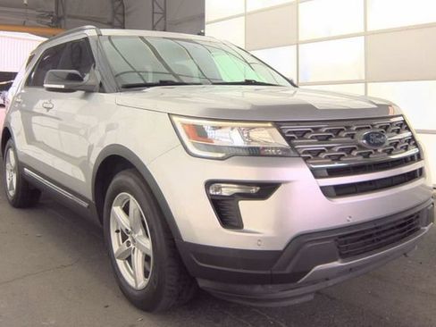Used 2018 Ford Explorer XLT w/ Equipment Group 202A FWD image 4