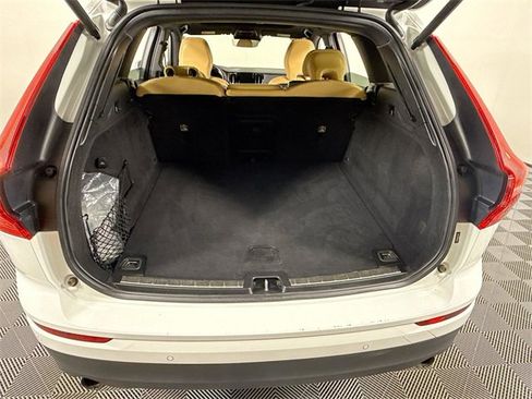 Used 2020 Volvo XC60 T5 Momentum image 34