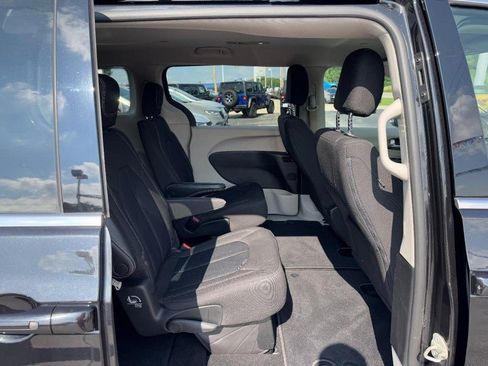 Used 2022 Chrysler Voyager LX FWD image 11