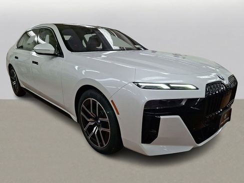 Certified 2023 BMW 760i xDrive image 3