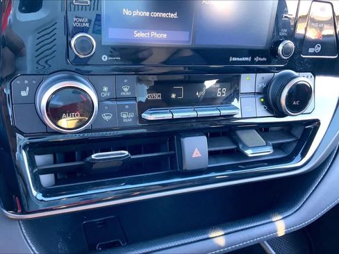 Used 2021 Toyota Highlander XLE image 33