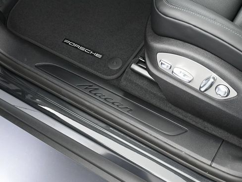 Certified 2026 Porsche Macan AWD/4WD image 16