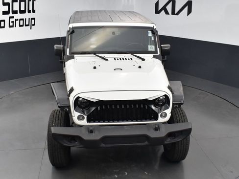 Used 2014 Jeep Wrangler Unlimited Rubicon w/ Connectivity Group AWD/4WD image 16