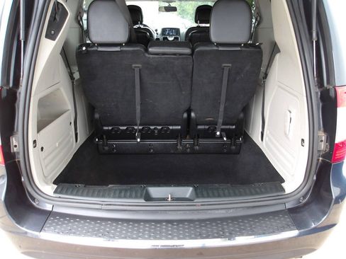 Used 2013 Chrysler Town & Country Touring FWD image 23