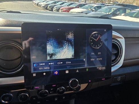 Used 2016 Toyota Tacoma Limited w/ Towing Package image 22