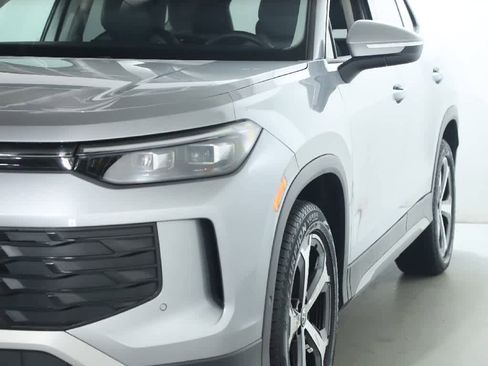 Certified 2025 Volkswagen Tiguan SE image 5