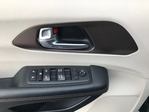 Used 2018 Chrysler Pacifica Touring-L image 13