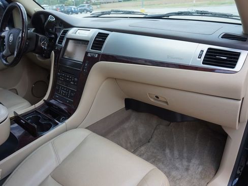 Used 2013 Cadillac Escalade Premium image 32