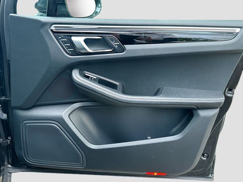 Used 2024 Porsche Macan Base image 36