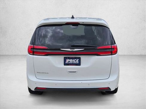 Used 2023 Chrysler Pacifica Touring-L image 6