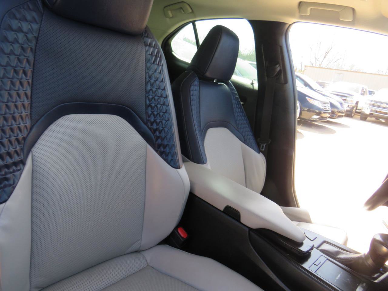 Used 2019 Lexus UX 200 FWD image 3