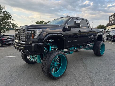 Used 2024 GMC Sierra 2500 Denali Ultimate AWD/4WD image 3