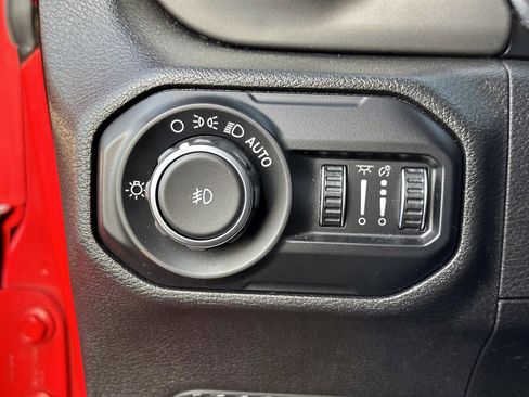 Used 2019 Jeep Wrangler Unlimited Sahara image 30