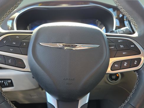 Used 2022 Chrysler Pacifica Limited w/ Uconnect Theater Family Group image 10