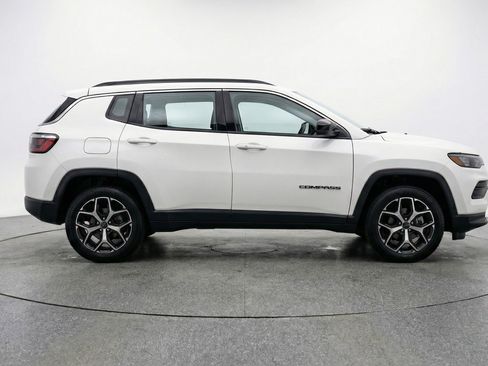 Used 2025 Jeep Compass Limited image 11
