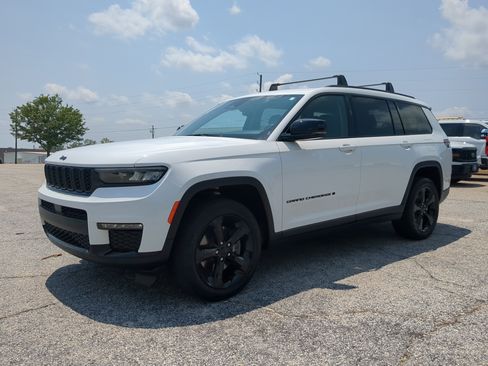 Used 2023 Jeep Grand Cherokee L Limited w/ Black Appearance Package AWD/4WD image 6
