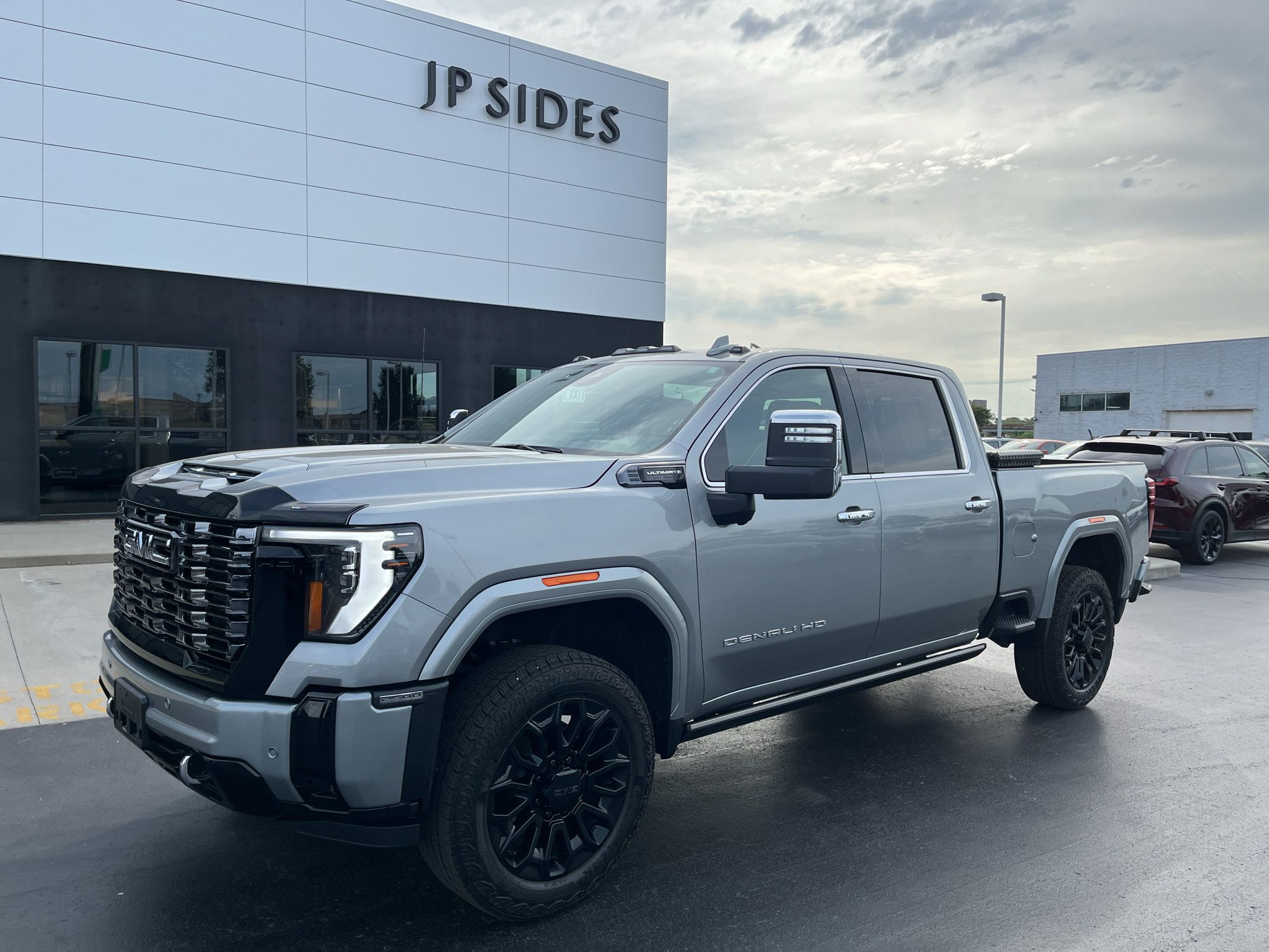 Used 2025 GMC Sierra 2500 Denali Ultimate AWD/4WD image 1