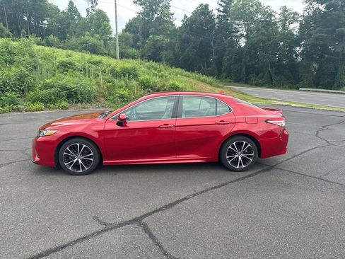 Used 2019 Toyota Camry SE FWD image 6