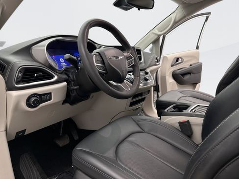 Used 2024 Chrysler Pacifica Touring-L w/ Road Tripper Package image 10