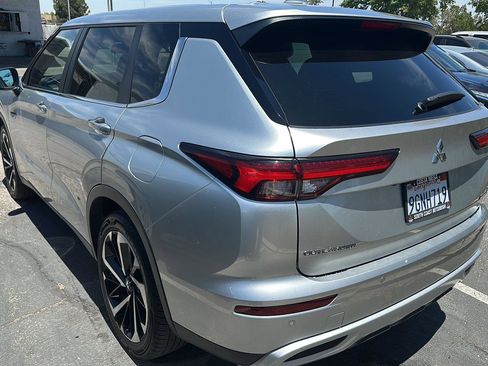 Used 2023 Mitsubishi Outlander 4WD Plug-In Hybrid image 3