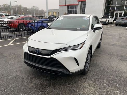 Used 2023 Toyota Venza LE image 1