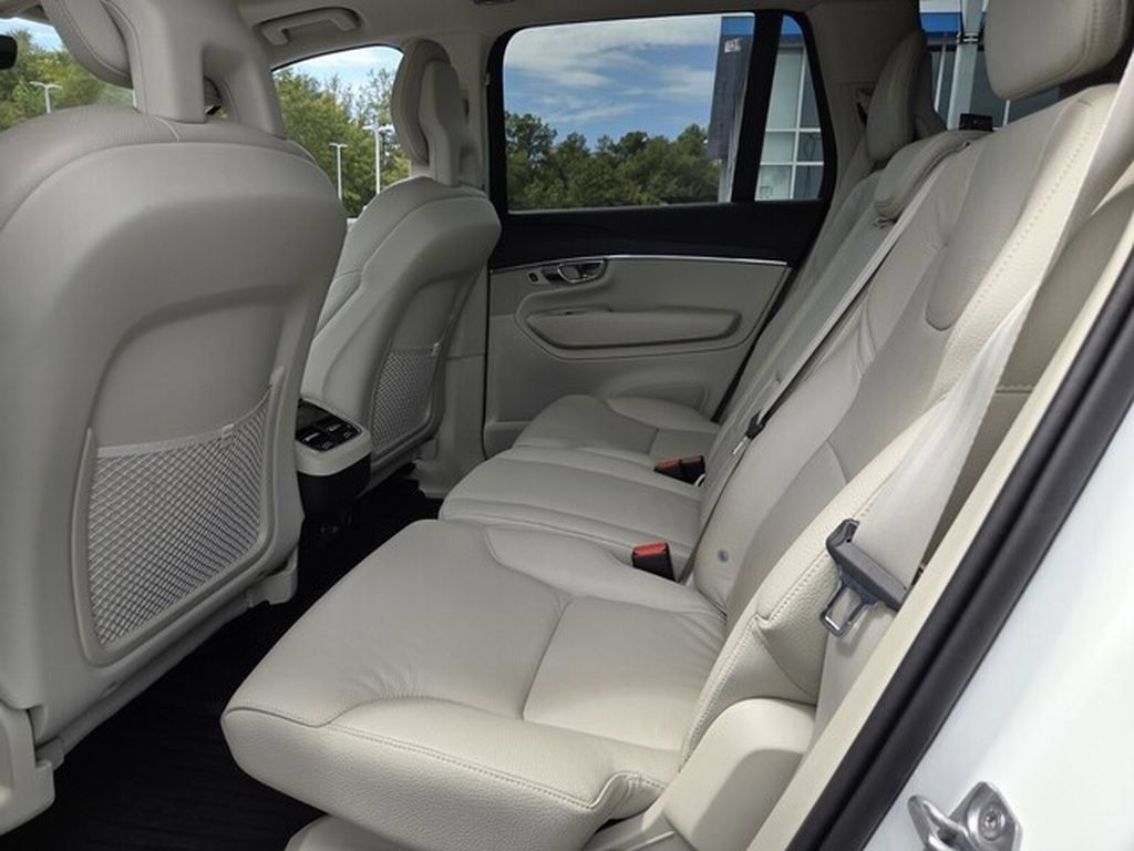 Used 2020 Volvo XC90 T6 Momentum w/ Protection Package Premier AWD/4WD image 12
