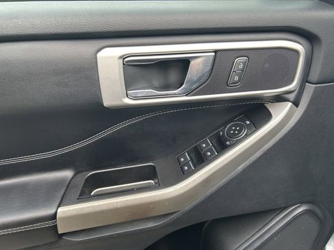 Used 2022 Ford Explorer XLT w/ Equipment Group 202A image 7