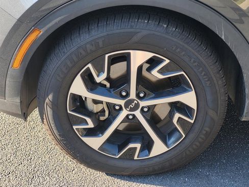 Used 2024 Kia Sportage EX image 8