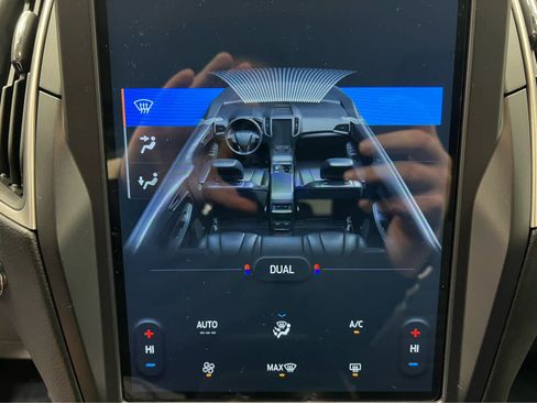 Used 2024 Ford Edge SE w/ Black Appearance Package image 5