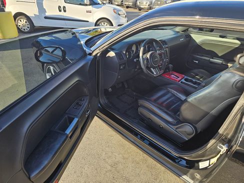 Used 2014 Dodge Challenger SXT RWD image 9