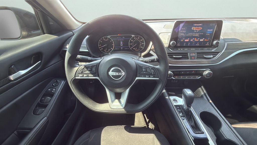 Used 2025 Nissan Altima 2.5 SV FWD image 15