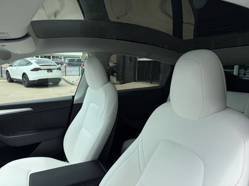 Used 2023 Tesla Model Y Long Range AWD/4WD image 28
