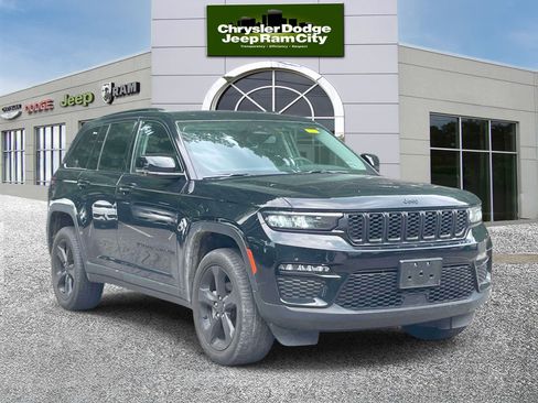 Used 2023 Jeep Grand Cherokee Limited w/ Black Appearance Package AWD/4WD image 4