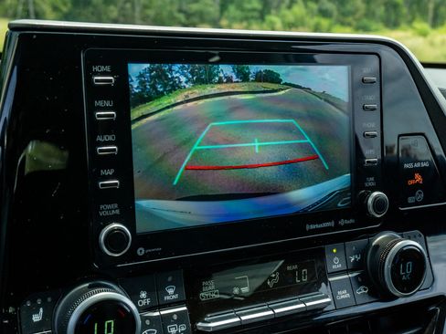 Used 2020 Toyota Highlander XLE FWD image 25