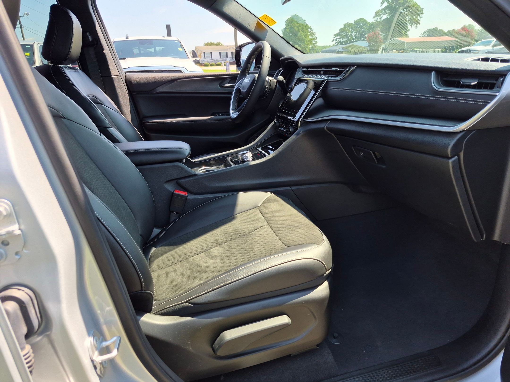 Used 2025 Jeep Grand Cherokee Altitude AWD/4WD image 23