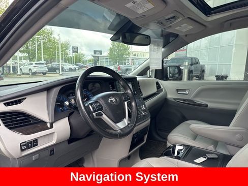 Used 2018 Toyota Sienna XLE w/ XLE Navigation Package FWD image 12