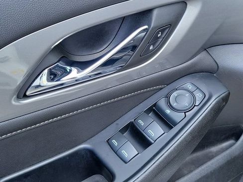 Used 2023 Chevrolet Traverse LT FWD image 19