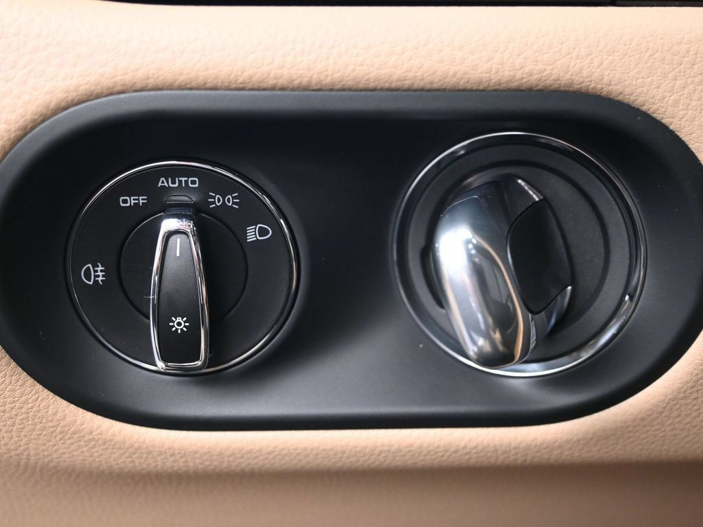 Certified 2026 Porsche Macan AWD/4WD image 24