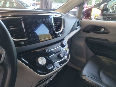 Used 2018 Chrysler Pacifica Touring-L image 7