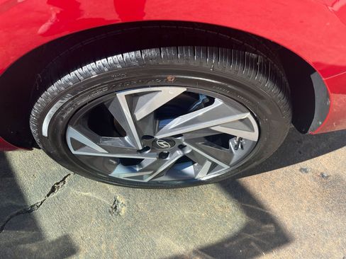 Used 2025 Hyundai Elantra SEL image 25