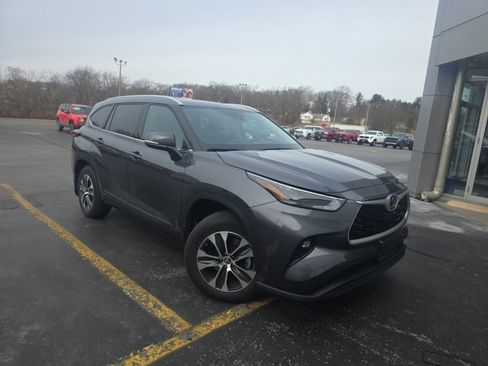 Used 2022 Toyota Highlander XLE image 3