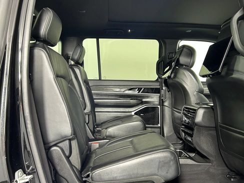 Used 2022 Jeep Wagoneer Series III w/ Premium Group I AWD/4WD image 13