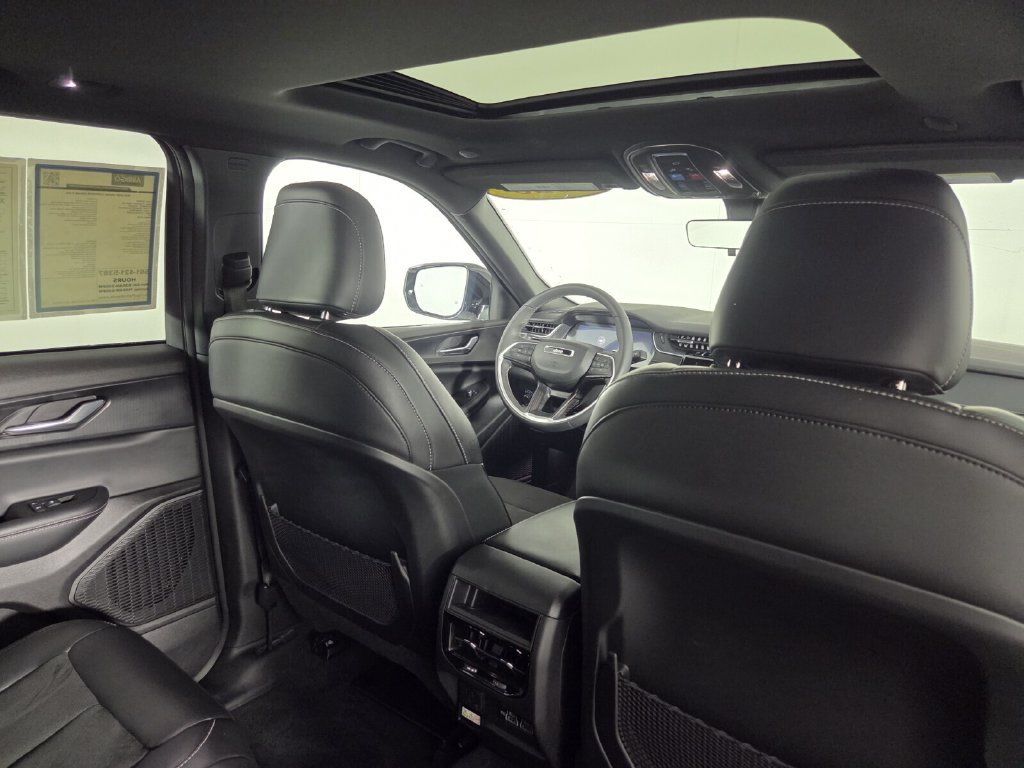 Used 2025 Jeep Grand Cherokee Altitude AWD/4WD image 30