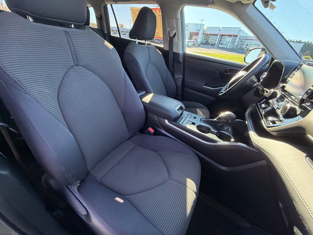 Used 2021 Toyota Highlander LE AWD/4WD image 37