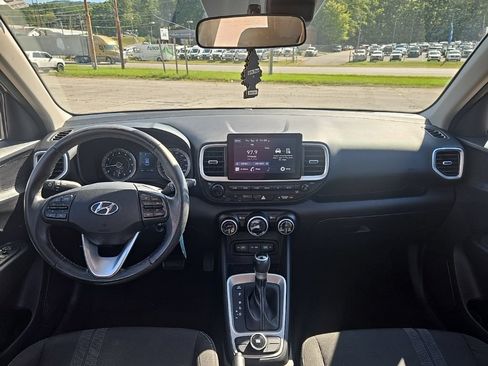 Used 2022 Hyundai Venue SEL FWD image 2