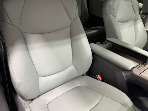 Used 2023 Toyota Sienna XLE FWD image 46