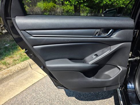 Used 2018 Honda Accord EX image 31