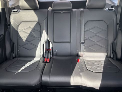 Used 2025 Volkswagen Atlas SE image 36