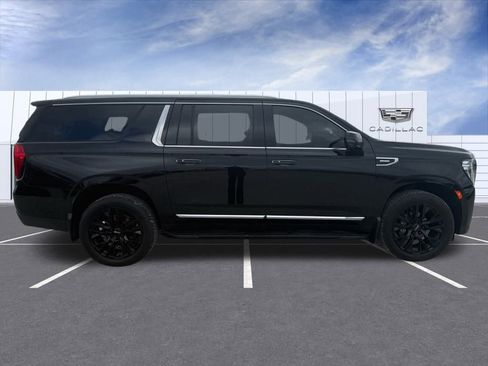 Used 2022 GMC Yukon XL SLT w/ SLT Luxury Package image 2