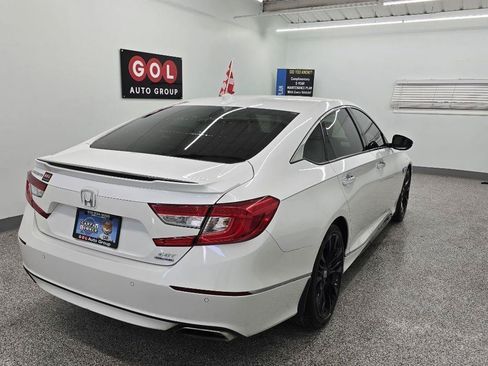 Used 2018 Honda Accord Touring image 11